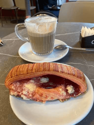 Brioche farcita della Pasticceria Luisa, con confettura e formaggio