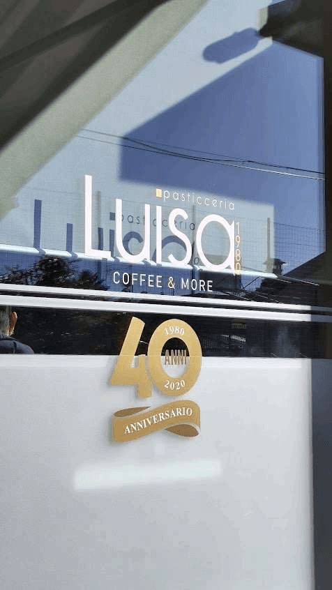 Insegna della Pasticceria Luisa in vetrina, con il badge dorato dei 40 anni di attività, 1980-2020