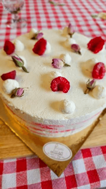 Esempio di torta personalizzata della Pasticceria Luisa, con lamponi e rose fresche